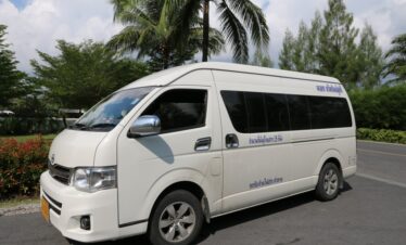 専用車と日本語ガイドチャーター（バン使用９名乗り）